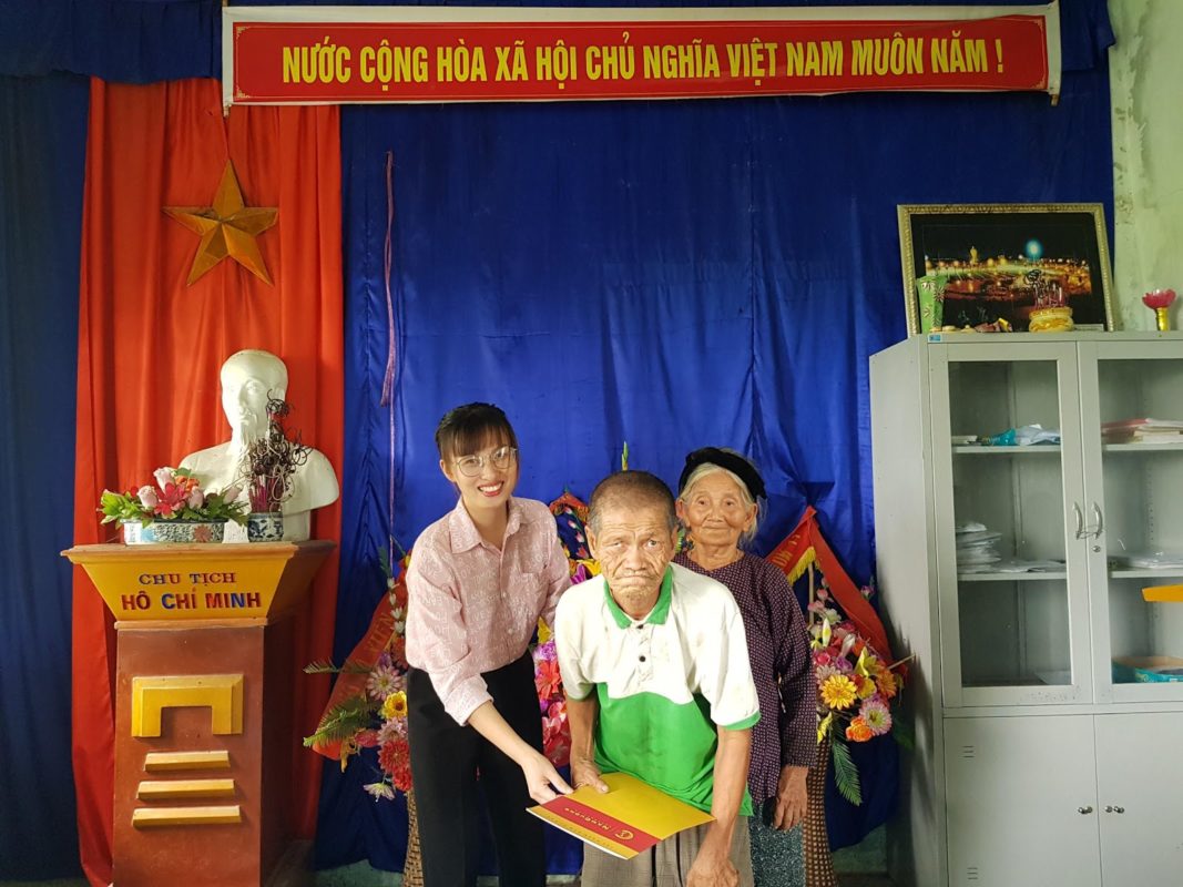 Cụ Nguyễn Thị Hảo và con trai xúc động nhận món quà ý nghĩa từ Tập đoàn Nam Cường
